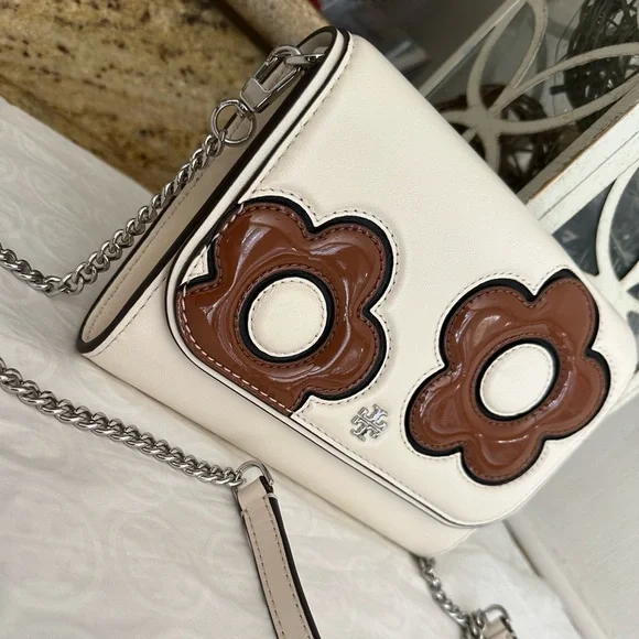 New Tory Burch EMERSON FLORAL APPLIQUE
CHAIN WALLET LIGHT CREAM - Picture 4 of 9